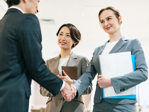 株式会社吉香 通訳・翻訳コーディネーター／完全週休2日／残業少／語学力不問