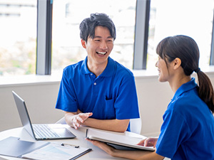 ALSOKらいふケア株式会社(ALSOKグループ) 老人ホームの施設長／未経験歓迎／月給34万円以上／賞与年2回