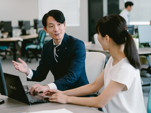 大阪シーリング印刷株式会社 営業企画／年休125日／残業月5h／賞与3回／リモート制度有