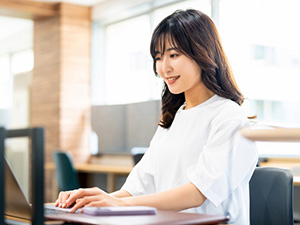 株式会社ジャックス【プライム市場】(MUFGグループ) 入金案内スタッフ／賞与5.5カ月／年休120日以上／女性活躍