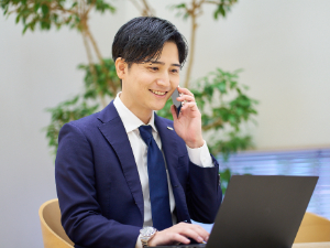 株式会社キーエンス【プライム市場】 経理／賞与年4回・年収800万円以上／年間休日128日