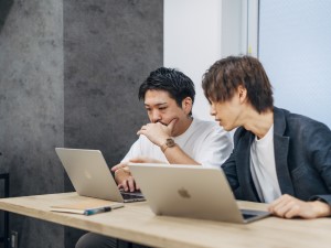 株式会社Ｂａｍｏｓ 映像クリエイター／月給35万円～／年休125日／土日祝休み