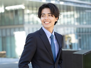 オーサカフィル株式会社 フィルムの法人営業／月給35万円以上／年休125日／土日祝休