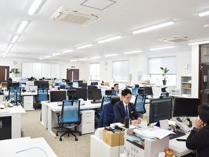 株式会社イクロス(イクロスグループ) 事務・総務スタッフ／年休120日・残業ほぼ無し
