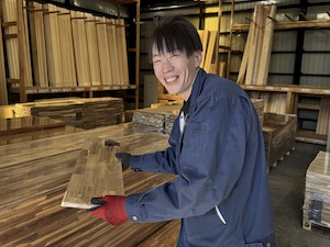 岡元木材株式会社 仕分けスタッフ／未経験者大歓迎／原則定時退社／賞与年2回