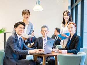 エフ・アール・ピー・サービス株式会社 海外営業／年休120日／月給25.6万円～／未経験歓迎