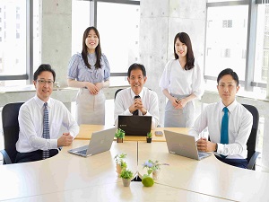 日本社宅サービス株式会社(サンネクスタグループ) 東証上場Gの採用・制度企画／年休125日／在宅可