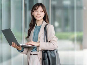 株式会社ＷｅＢｒｉｄｇｅ 広報／未経験歓迎／土日祝休／残業10h以下／髪色ネイル自由
