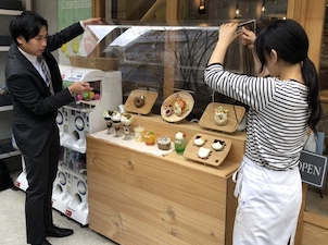 株式会社いわさき 食品サンプルのルート営業／年休126日／残業月10時間程度