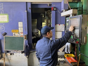 日本クロイド工業株式会社 機械オペレーター・金属加工／月給26万円超／年間休日124日