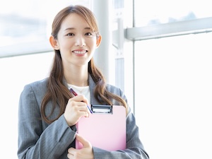 ワールドベンチャー株式会社 経理／月給35万円～／残業月平均10時間未満／年休120日