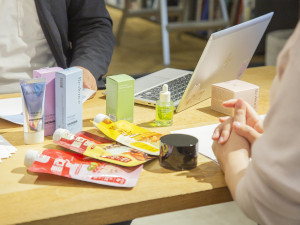 株式会社ラッド 流行を生み出す化粧品の企画営業／未経験歓迎／年間休日124日