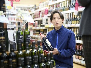 株式会社リカーマウンテン 店舗スタッフ（賞与3回・平均残業8.05H・年休113日）