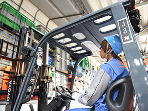 トヨタ輸送株式会社 フォークリフトオペレーター／設立70年超のトヨタグループ企業