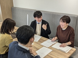 クロバー株式会社 海外営業／土日祝休み／年間休日124日／時差出勤制度あり