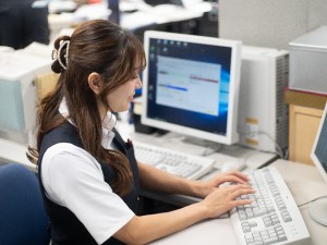 大阪故鉄株式会社 事務職／未経験可／賞与年2回／基本定時／髪色ネイルピアス自由