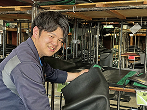 前川株式会社 年休120日！玄関マットなどの配送・交換・営業／20代活躍中