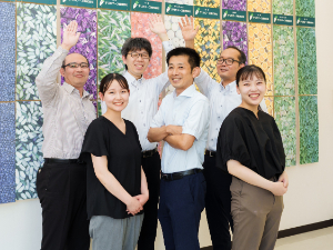 デリカフーズ株式会社(デリカフーズホールディングス) 上場グループの経理／年休120日／最大10連休可／転勤なし