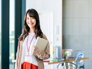 株式会社ＫＯＳＭＯ 事務／未経験OK／賞与年2回／土日祝休／服装ネイル自由／01
