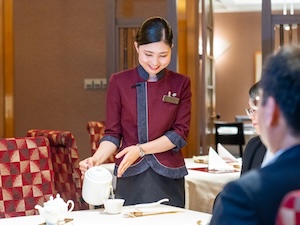 神戸ベイシェラトンホテル＆タワーズ（株式会社ホテルニューアワジ神戸） 接客・サービススタッフ／未経験歓迎／4連休取得可能／研修充実