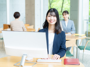 エルガーホールディングス合同会社 購買管理／年休124日／残業ほぼなし／前給保証／10時始業