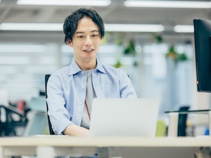 コーウン物流サービス株式会社 通関スタッフ／資格不要・実務経験者／月給30万円／賞与4ヶ月