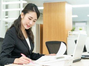 株式会社ワイケーシー(楠本化成グループ) 総務職（管理職候補）／月給34万円以上／年休122日／残業少