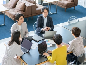 Ｗｏｈｌ株式会社（ウォール株式会社） サポート事務／年休120日／月給28.5万円から／ネイルOK