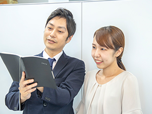 株式会社イーストアンドウエスト 採用アシスタント／英語力を活かせる！土日祝休み／賞与年2回