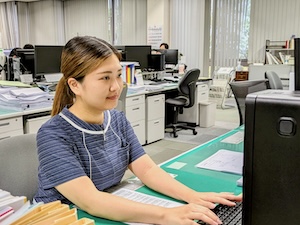 吉弘鋼材株式会社 事務／熊本県ブライト企業／基本定時退社／年3回長期休暇あり