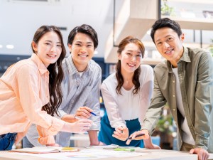 ＳｏｃｉｏＦｕｔｕｒｅ株式会社 運営サポート／未経験歓迎／月給26万円～／完休2日／服装自由