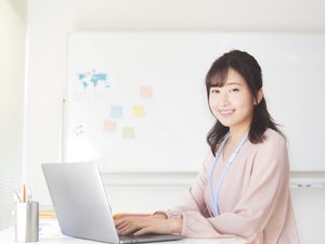 学校法人２１世紀アカデメイア 事務（採用・労務）／学校運営を支える／年休121＆残業ほぼ無