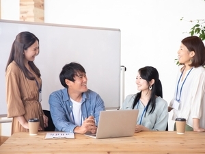 株式会社グルーヴ・ラボ 人事・総務アシスタント／残業10h未満／年休120日以上