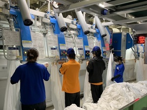 株式会社マルセンクリーニング クリーニング工場の生産管理／未経験歓迎／賞与年2回／残業少