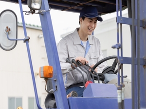 丸全流通サービス株式会社(丸全昭和運輸株式会社のグループ会社) 工場内作業スタッフ／年休124日／賞与4ヶ月分／面接1回