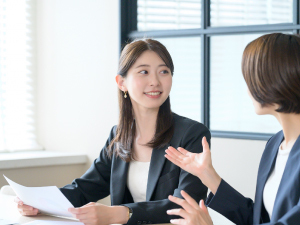 エルガーホールディングス合同会社 法務／年休124日／原則残業禁止／前職給与保証／賞与年2回