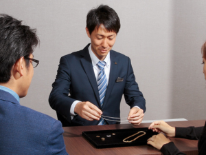 日本マテリアル株式会社 貴金属の買取・回収／月給26万円～／賞与年2回／完全週休2日