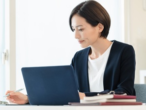 レメディ・アンド・カンパニー株式会社 法務職／フレックス制／残業10h／年休125日／在宅勤務可