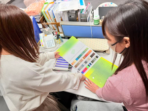 ニシオ株式会社 服飾雑貨メーカーの企画デザイナー／年間休日128日／土日祝休