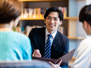 株式会社如来堂 仏壇・墓石アドバイザー／残業なし／未経験歓迎／自動車通勤OK