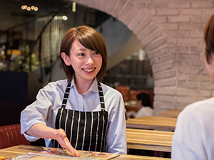 株式会社イーストン 店舗スタッフ／賞与年2回／有給取得率100％／履歴書不要