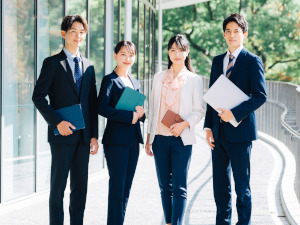 株式会社ＹＬＤ 経理／拡大成長中グループ／月給35万円～／賞与あり／土日祝休