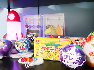 株式会社エス・トラスト お菓子・玩具・雑貨の商品企画／年休125日／残業月20h程度