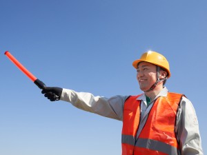 小松警備株式会社 道路の安全を守る警備スタッフ／未経験歓迎／月給28万円以上可