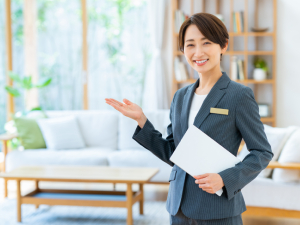 アットルーム株式会社 不動産営業／自社物件に月4万円で入居可／年休120日