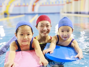 学校法人健康科学学園（東京健康科学専門学校・ウエルネススポーツセンター） 子ども向けスイミングコーチ／残業ほぼなし／年間休日120日