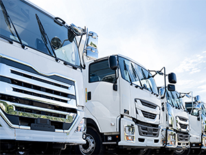 中部陸送株式会社(渥美運輸グループ) 運転は片道だけ／回送ドライバー（大型）月給30万円～45万円