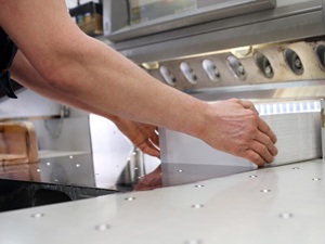 伸光洋紙株式会社 裁断オペレーター／未経験歓迎／前職給与考慮／土日祝休み