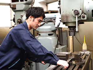 東新化學株式会社 老舗企業の技術スタッフ／年休120日／賞与年2回／車通勤可