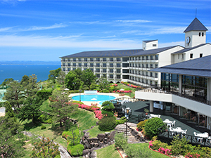 カサイホールディングス株式会社 総合職（サービス・調理）／新築社員寮・食事手当／年休117日